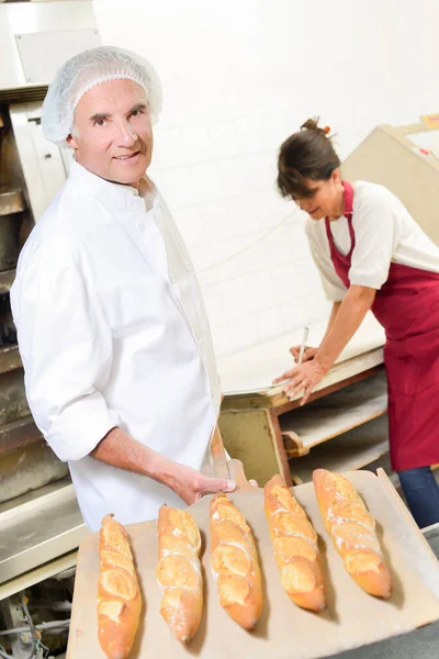 Bakeshopeigenaren Die Met Brood Werken — Stockfoto