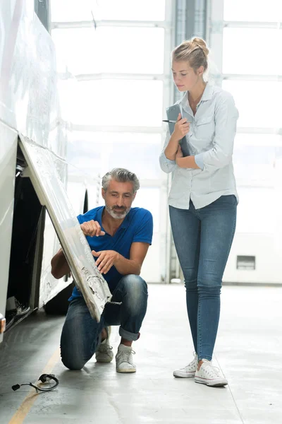 Bus Vrachtwagen Wachten Service Garage — Stockfoto