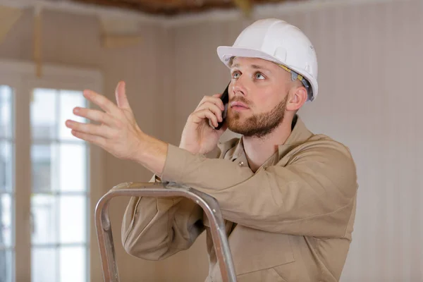 Trabajador Duro Hombre Una Escalera Hablando Por Teléfono —  Fotos de Stock