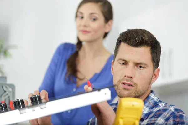 Manlig Elektriker Fastställande Kök — Stockfoto