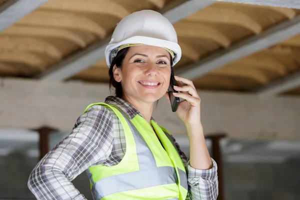 Щаслива Жінка Будівельник Телефону — стокове фото