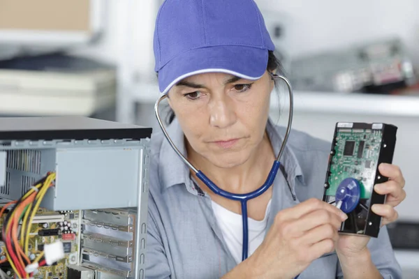 Tecnico Informatico Che Ascolta Disco Rigido Attraverso Uno Stetoscopio — Foto Stock