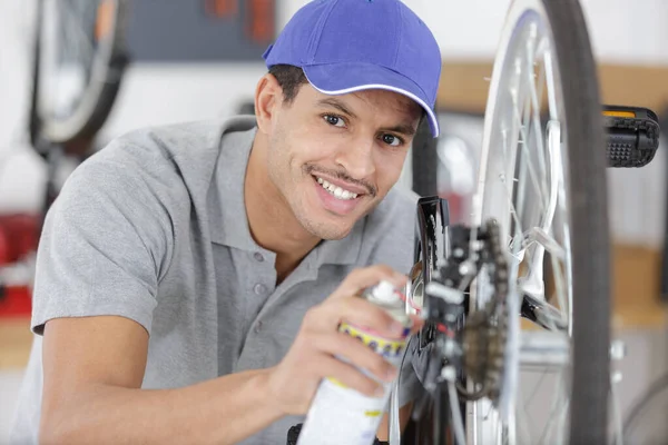 Mans Nettoyage Huilage Une Chaîne Vélo — Photo