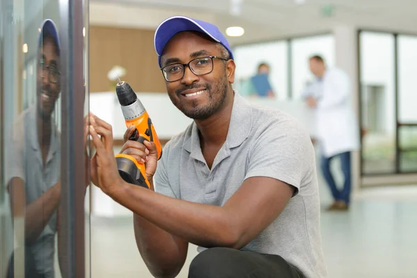 Janitor Using Cordless Screwdriver Hospital Lobby — Stock Photo, Image