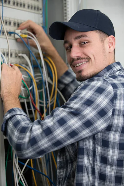 Técnico Masculino Conectando Cabos Servidor — Fotografia de Stock