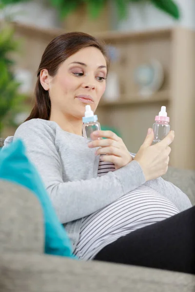 Pregnant Woman Holding Baby Bottle — Stock Photo, Image