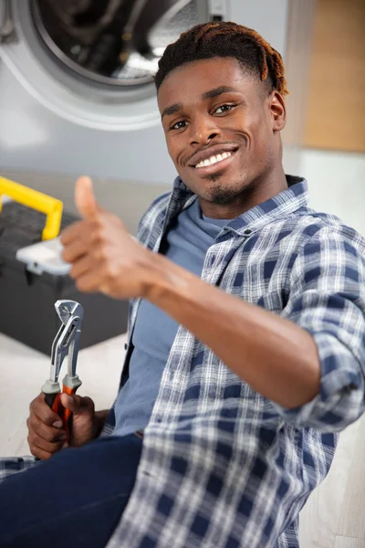 Reparatör Reparera Tvättmaskin Ger Tummen Upp — Stockfoto