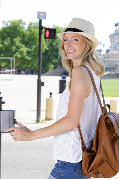 Vrouw Voor Het Oversteken Van Weg — Stockfoto