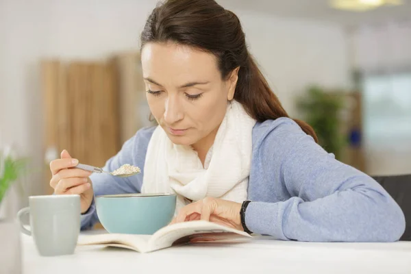 Donna Che Legge Libro Mentre Mangia Cereali — Foto Stock