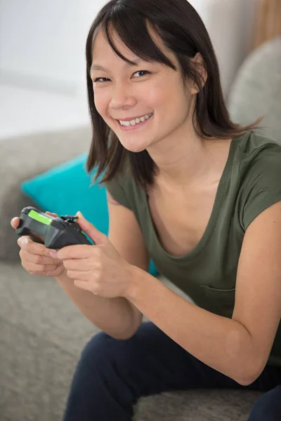 Jonge Vrouw Spelen Video Game Thuis — Stockfoto