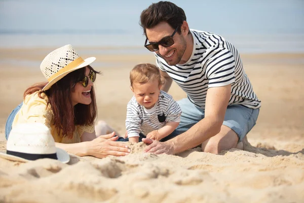 Lyckligt Ungt Par Med Liten Flicka Stranden — Stockfoto