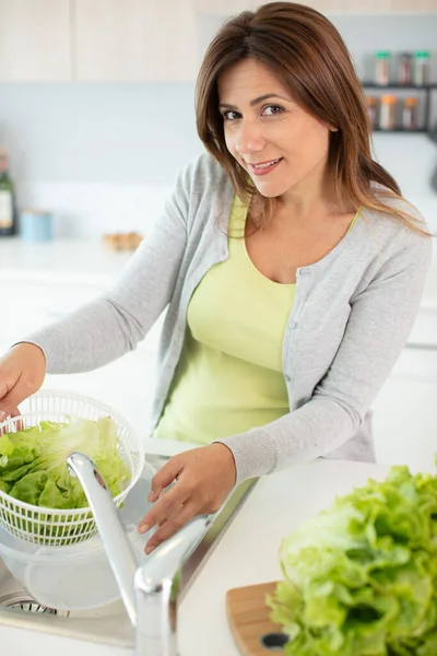 Leende Vegansk Kvinna Gör Smoothie — Stockfoto