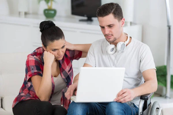 Handikappad Man Som Använder Laptop Sittandes Bredvid Sin Flickvän — Stockfoto