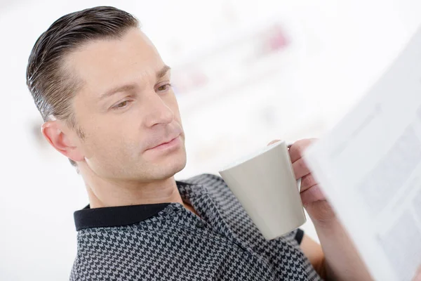 Bello Giovane Uomo Bere Caffè Casa Primo Piano — Foto Stock