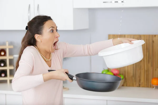 Mulher Segurando Balde Enquanto Gotas Água Vazam Teto — Fotografia de Stock