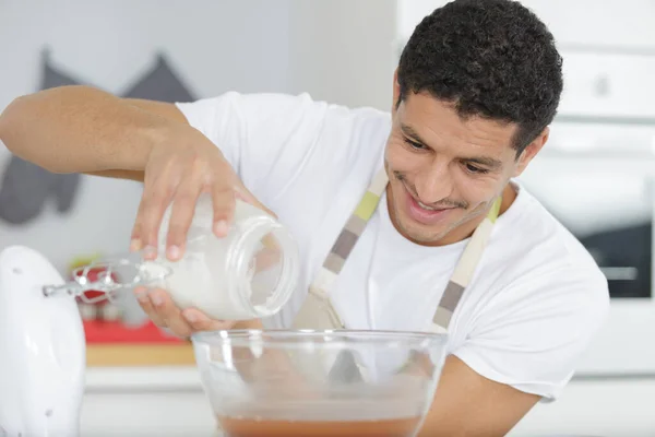 Joven Feliz Está Cocinando Pastel —  Fotos de Stock