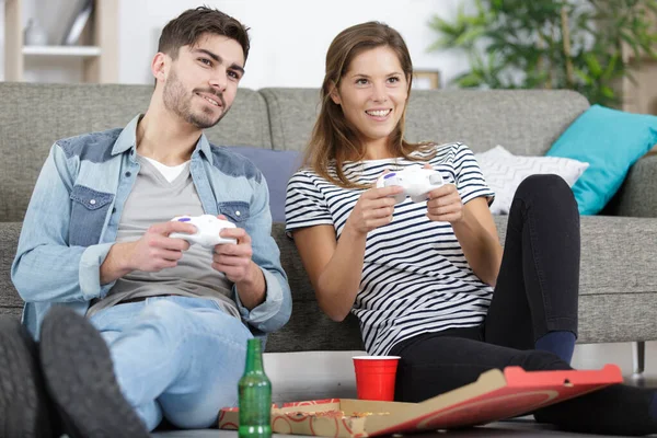 Pareja Sofá Jugando Videojuego Tomando Una Cerveza — Foto de Stock