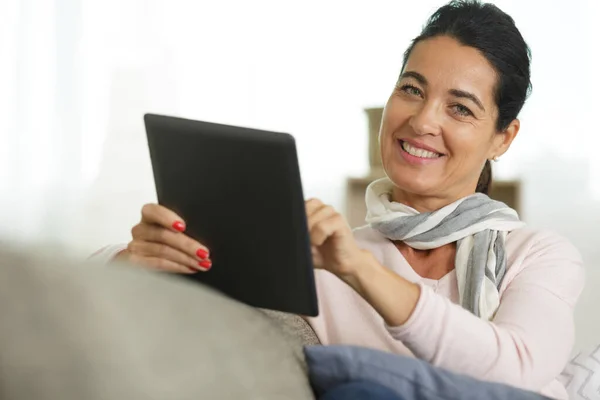 Mulher Relaxante Leitura Tablet Sofá — Fotografia de Stock