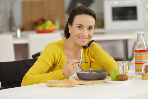 Mooie Vrouw Zitten Een Rolstoel Glimlachen Camera — Stockfoto