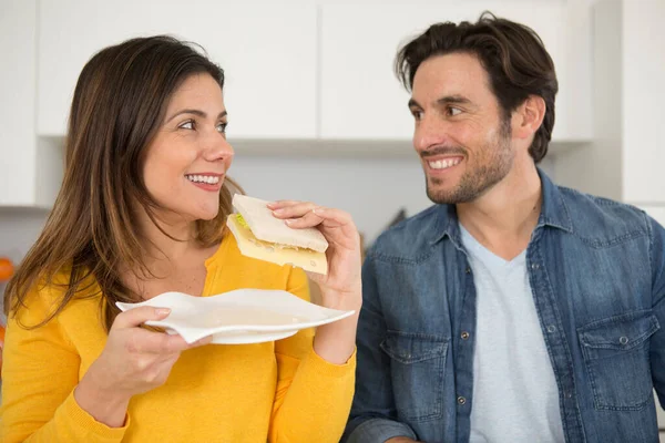 Schönes Paar Isst Ein Sandwich Der Küche — Stockfoto