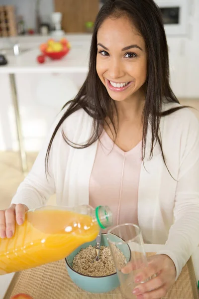 Jonge Vrouw Gieten Sinaasappelsap — Stockfoto