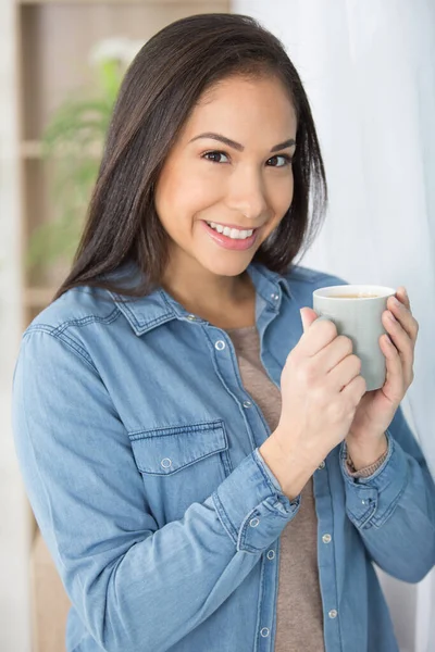 Wunderschöne Dame Trinkt Kaffee Glücklich — Stockfoto