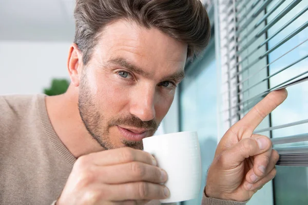 Man Njuter Frisk Luft Och Kaffe — Stockfoto