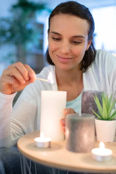 Bella Giovane Donna Che Accende Candele Casa — Foto Stock