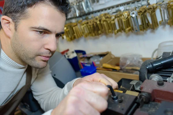 Trabajador Cortando Duplicados Llaves Taller —  Fotos de Stock