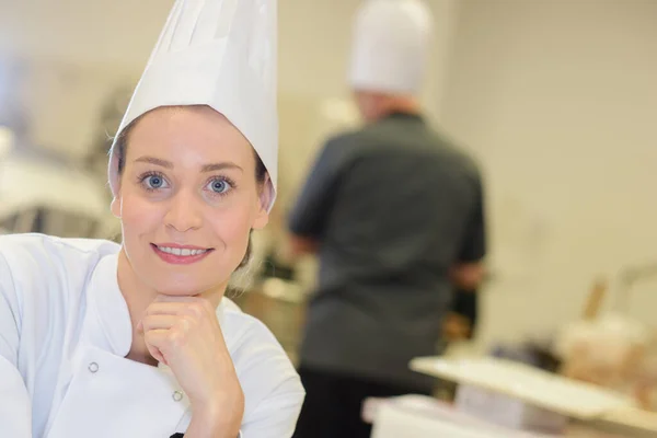 Chef Feminino Feliz Cozinha — Fotografia de Stock