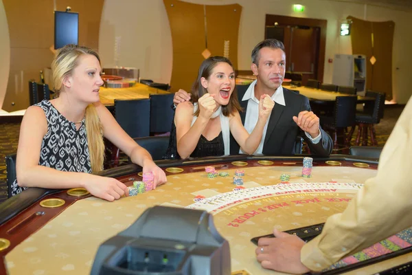 Couple Élégant Célèbrent Une Victoire Casino — Photo