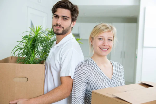 Heureux Jeune Couple Déballer Emballer Des Boîtes — Photo