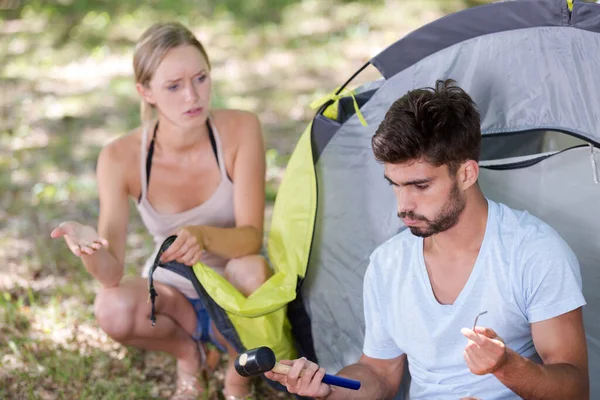 Casal Acampar Com Uma Tenda — Fotografia de Stock