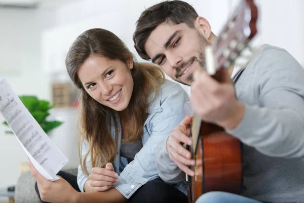 Homem Bonito Ensinando Namorada Como Jogar Guitarra — Fotografia de Stock