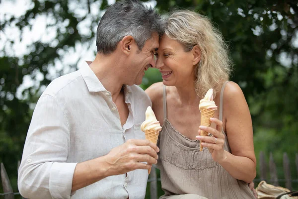 Coppia Felice Avendo Appuntamento Mangiare Gelato Vacanza — Foto Stock