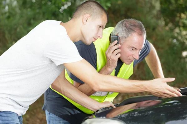 Uomo Ispezionando Sua Auto Rotta Sul Lato Della Strada — Foto Stock