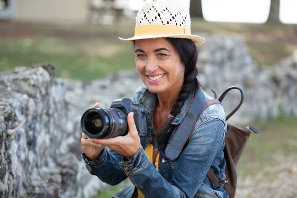 Donna Scattare Foto Con Macchina Fotografica Retrò Film Sul Campo — Foto Stock