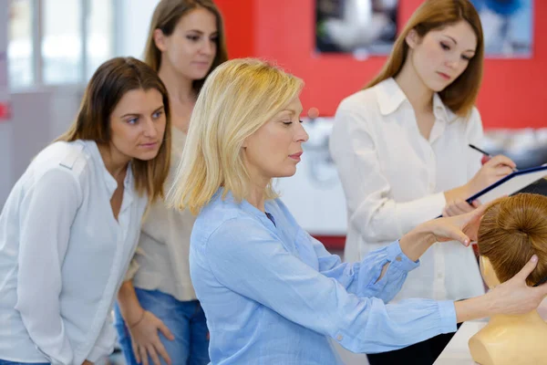 Modello Insegnante Studenti Parrucchiere — Foto Stock