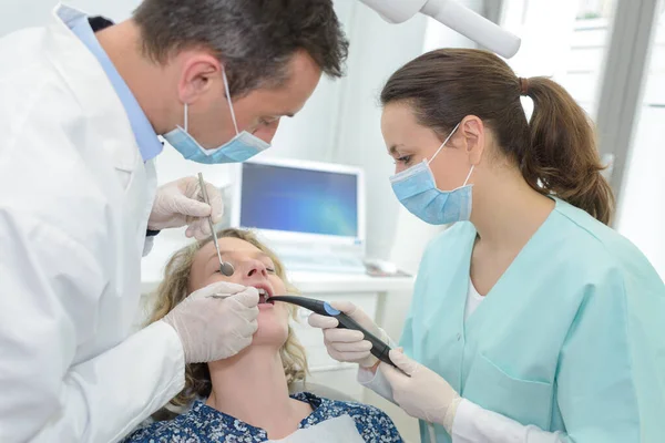 Paziente Femminile Dal Dentista — Foto Stock