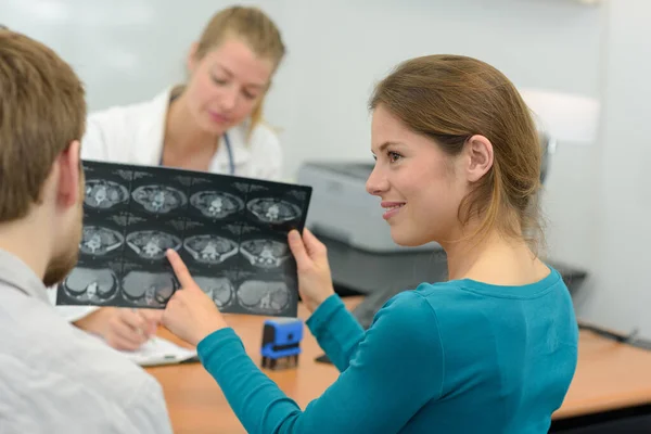 Ung Kvinna Granska Hjärnan Röntgen Med Make — Stockfoto