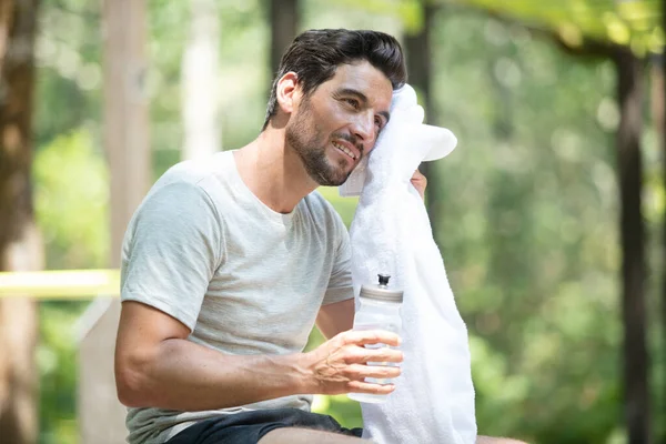 Jongeman Rustend Park Bank Doen Sommige Joggen — Stockfoto