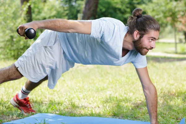 Uomo Che Esercita Con Manubri All Aperto — Foto Stock