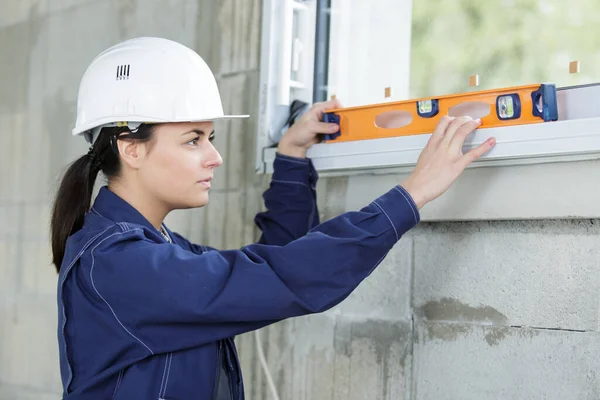 Frau Benutzt Wasserwaage Fenster Auf Baustelle — Stockfoto