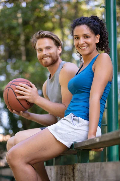 Dos Amigos Hablando Después Jugar Partido Baloncesto —  Fotos de Stock
