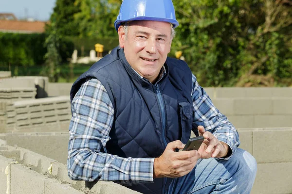 Gelukkig Volwassen Bouwer Zoek Naar Camera — Stockfoto