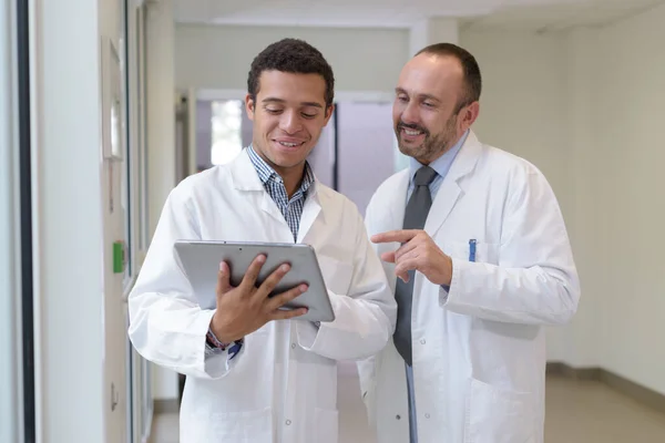 Médicos Masculinos Que Utilizan Mano Utiliza Tableta —  Fotos de Stock