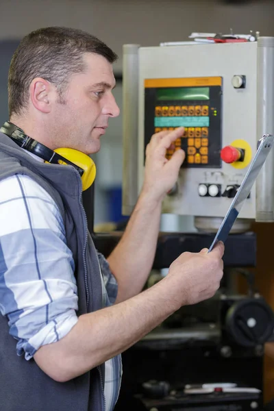 Trabalhador Fábrica Está Programando Uma Máquina Fresagem Cnc — Fotografia de Stock