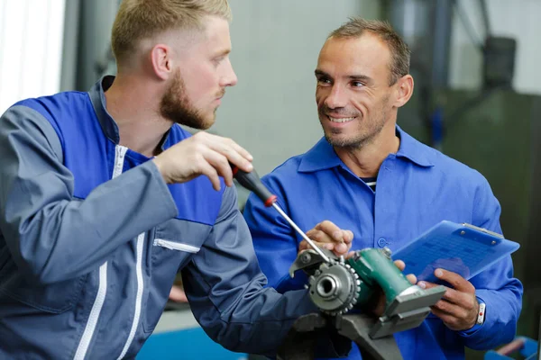 Mechanica Het Bevestigen Van Een Pice Een Machine — Stockfoto