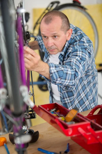 Mécanicien Enlever Cassette Arrière Vélo Dans Atelier — Photo