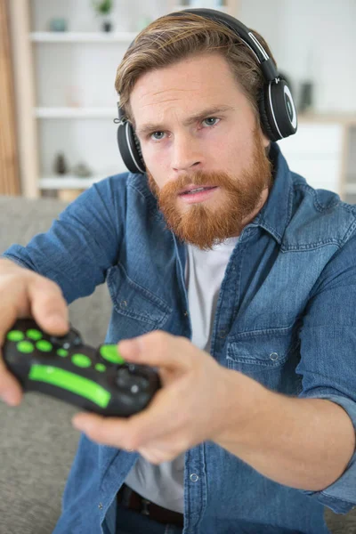 Homem Jogando Videogame Com Fones Ouvido — Fotografia de Stock